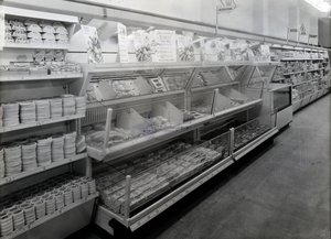 デリカテッセンの通路、ウールワース店、1956 作： English Photographer